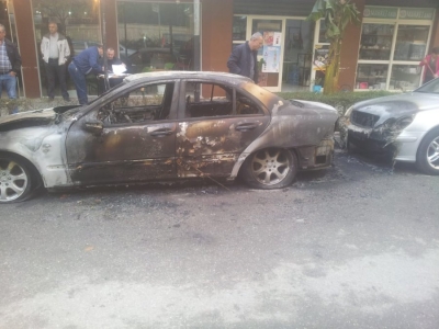 Digjen gjatë natës 2 makina në Durrës, dyshimet e para