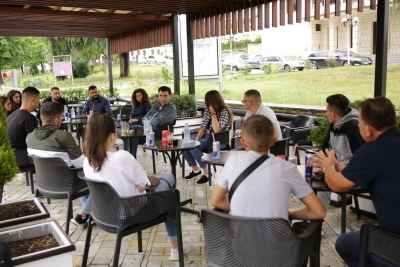 Basha kafe me studentët: 100 % bursë për studentët që familjet e tyre kanë më pak se 64 mijë lek të ardhura në muaj