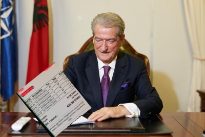 Berisha publikon foton: Plas bixhozi në të katër anët, në krye qëndron Olsarena