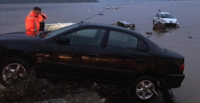 Përmbytjet në Bodrum, makinat përfundojnë në det