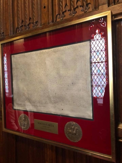 Basha fotografon dokumentin 800 vjeçar të Magna Carta në Londër: Dhunimi i lirisë shkak për përmbysjen e çdo pushteti