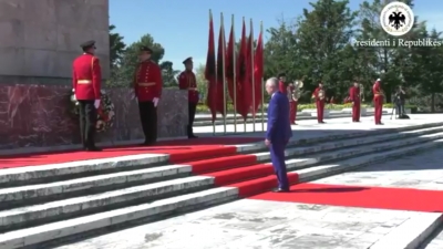 Presidenti Meta bën homazhe në Varrezat e Dëshmorëve të Atdheut