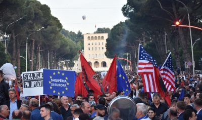 Jehona/ DW: Opozita protestë paqësore me flamujt e BE, SHBA dhe Gjermanisë