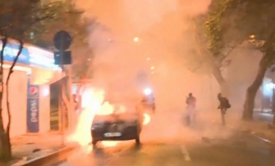 Policia i vuri flakën makinës, jo protestuesit