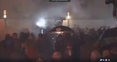 VIDEO LIVE/ Tensione me policinë, Protesta zhvendoset tek Parlamenti