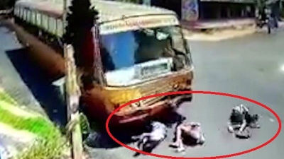 VIDEO/ Shikoni pamjet tragjike, 3 të rinj në motor i shpëtojnë mrekullisht vdekjes