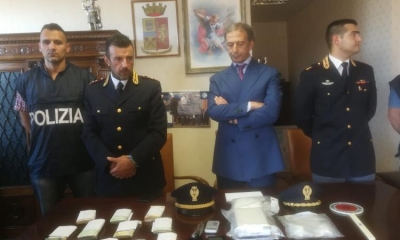 Itali/ Kokainë dhe 60 mijë euro poshtë dyshekut të krevatit, në pranga shqiptari (foto)