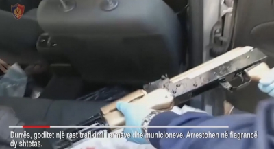 Durrës, arrestohen me automatikë dhe pistoletë në makinë