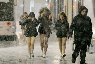 FOTOT/ Vajzat angleze nuk pyesin për të ftohtin