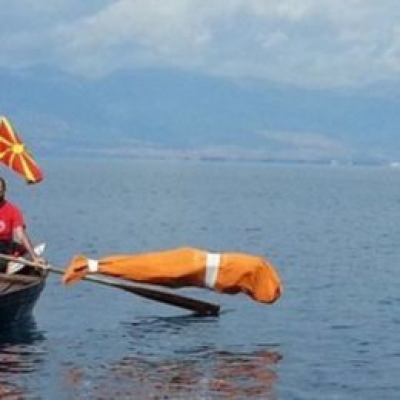 VIDEO/ I lidhur këmbë e duar, bullgari noton 3 orë në Liqenin e Ohrit