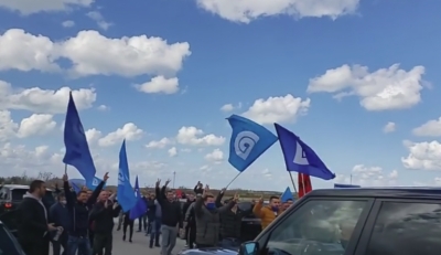 Dhjetëra makina për të pritur Bashën në Vlorë, mbështetësit e presin me flamuj e thirrje “Rama ik”