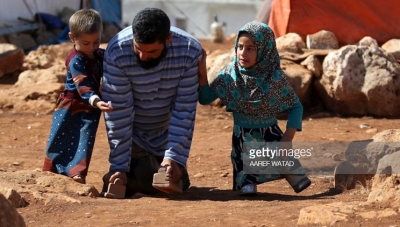 Pamjet që përlotën botën, 8-vjeçarja siriane ecën me proteza të bëra nga i ati me kuti sardelesh