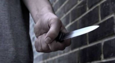 Panik në Lungomaren e Vlorës, të rinjtë u therën me thika për një vajzë
