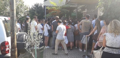 Shqiptarët duan të ikin si në vitin 1990, ja ç’po ndodh tek ambasada e Gjermanisë