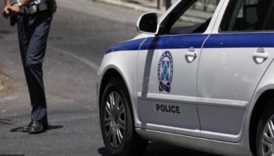Arrestohet emigranti, i kafshon këmbën oficerit të policisë