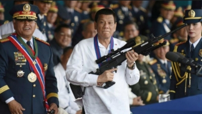 Presidenti filipinas nuk përmbahet, e quan Zotin &quot;budalla&quot;