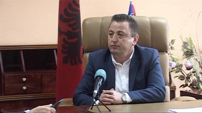 ‘5 mijë lekë vota’/ Gruaja e shefit të Rrugores liron nga akuzat prefektin e PS