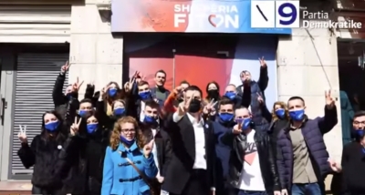 “Votoni numrin 9”, Basha poston videon me vullnetarë në njësinë 5 në Tiranë: Misioni ynë t’u shpjegojmë shqiptarëve se ndryshimi është në dorën e tyre