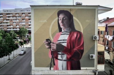 Artisti nga Uruguai mrekullon Tiranën, pikturon portretin e nënës