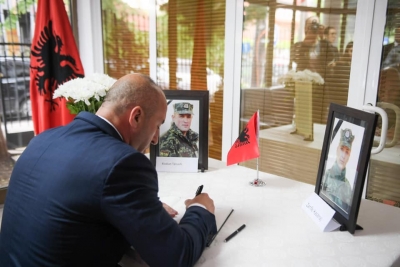 Haradinaj nderon ushtarakët shqiptarë, Zarife Hasanaj dhe Klodian Tanushi