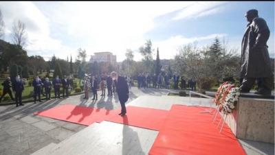 30 vjet nga Lëvizja e Dhjetorit/ Basha, Berisha dhe drejtues të PD homazhe në monumentin e Azem Hajdarit