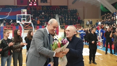 ”Duartrokitjet për të do vazhdojnë si sot”, Meta: I lumtur t’i dhuroja lule Profesor Bledar Gjeçajt, mirënjohje në ditën e 7 marsit mësuesve dhe trajnerëve