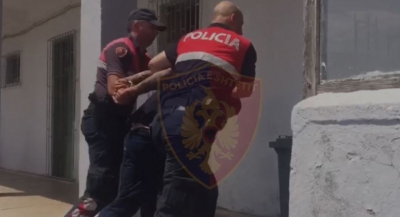 Tentoi të vrasë një person, vetëdorëzohet në polici i riu