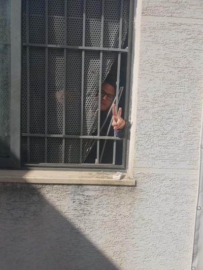 FOTO/ Protestuesi i arrestuar sfidon qeverinë nga brenda qelisë, ja akti i tij