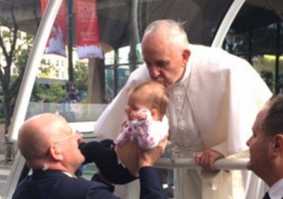 E pabesueshme mrekullia që i ndodhi vajzës së puthur nga Papa Françesku